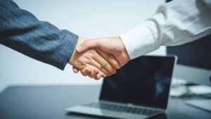 שיתופי פעולה עסקיים - לחיצת יד